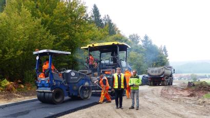 Bild: jp
Mit dem Ausbau der Gemeindeverbindungsstraße zwischen Dettnach und Drahberg geht es voran, davon überzeugte sich Bürgermeister Stefan Braun mit Bauleiter Georg Rumpler (rechts).