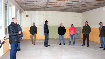 Bild: stg
Das ehemalige Waldecker Schulhaus wird um- und rückgebaut: Davon überzeugte sich der Bauausschuss in seiner jüngsten Sitzung.