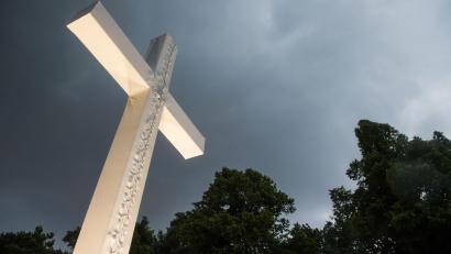 Symbolbild: Lino Mirgeler
Dunkle Wolken ziehen über einem überdimensionierten Kreuz auf. Sexueller Missbrauch in der evangelischen Kirche in Deutschland bekommt nach Ansicht des Betroffenen Detlev Zander immer noch zu wenig Beachtung.