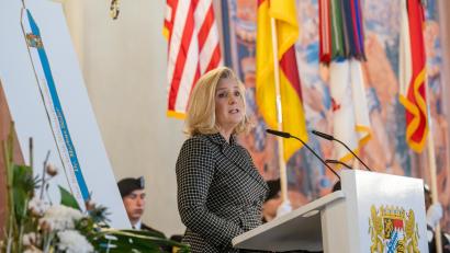 Bild: Peter Kneffel/dpa
US-Heeresministerin Christine Wormuth spricht während der Verleihung des Fahnenbandes des Bayerischen Ministerpräsidenten an U.S. Army Europe, das Oberkommando des US-Heeres in Europa.