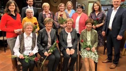 Bild: Frauen-Union/exb
FU-Kreisvorsitzende Susanne Reithmeyer (links) ehrt die Mitglieder der Frauen-Union für insgesamt 410 Jahre Mitgliedschaft.