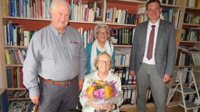 Bild: adj
Bürgermeister Ernst Schicketanz (rechts) gratuliert Herta Zahner (sitzend) zum Geburtstag. Ehemann Gerhard (links) und Freundin Waltraud Merwald (hinten, Mitte) freuen sich mit der Jubilarin.