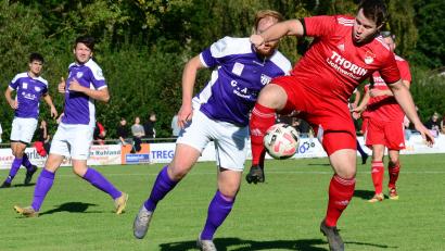 Archivbild: ham
Vor dem Pfreimder Spielertrainer Bastian Lobinger (rechts, im Spiel gegen den TSV Detag Wernberg) hat der Aufsteiger FC OVI-Teunz großen Respekt und will dessen Kreise einengen.