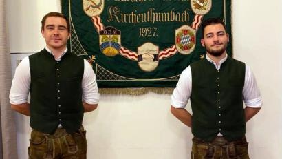 Bild: lep
Neuer Vorsitzender des Katholischen Burschenvereins Kirchenthumbach ist Elias Heindl (rechts), sein Stellvertreter Jonas Fenzl (links). Beide blicken positiv in die Zukunft.