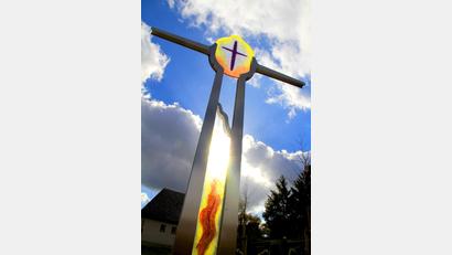 Bild: njn
Das Kreuz aus Glas und Edelstahl steht im Urnenhof des Erbendorfer Friedhofs.