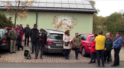 Bild: Ewald Hecht/exb
Treffpunkt des 2. Dorfrundgangs durch die Gemeinde Pullenreuth war am Schützenhaus, wo die Mit-Wanderer von Hans Spörrer (Sechster von links) und Norbert Reger (Fünfter von links) bereits erwartet wurden.