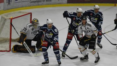 Bild: gb
Die Blue Devils besiegten am Freitag den EV Füssen mit 3:1. Hier lauern Chad Bassen, Marius Schmidt und Louis Latta (von links in den blauen Trikots) vor dem Kasten von Gästekeeper Benedikt Hötzinger.