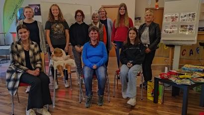 Bild: Tina Kolb/exb 
Referentin Susanne Zölch (hintere Reihe, Dritte von rechts) und die Gleichstellungsbeauftragte des Landkreises, Helga Forster (rechts) gratulierten den Absolventinnen des Babysitterkurses.