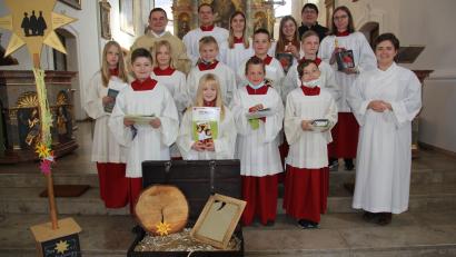 Bild: kro
Neun neue Ministranten (erste und zweite Reihe) wurden am vergangenen Sonntag von Stadtpfarrer Konrad Amschl in die Pfarrei St.Nikolaus aufgenommen. Rechts Gemeindereferentin Maria Wagner. Oben rechts die drei geehrten langjährigen Ministrantinnen und Ministranten.