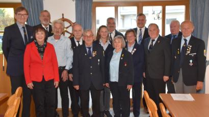 Bild: hcz
So sieht die neue Führung des BSB-Kreisverbands Weiden mit den Ehrengästen bei der Jahreshauptversammlung aus. Neuer Vorsitzender ist Josef Lang (vorne Mitte).