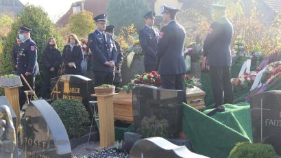 Bild: ral
Je ein Vertreter der vier Feuerwehren der Gemeinde Schmidgaden standen Ehrenwache am Sarg des verstorbenen Altbürgermeisters Johann Prifling. Sie ließen den Sarg auf dem Schmidgadener Friedhof in die Erde.