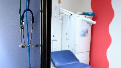 Symbolbild: Sebastian Kahnert/dpa
Stethoskope hängen im Behandlungszimmer einer Hausarztpraxis.