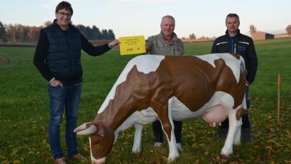 Bild: dob
Martin und Manfred Bäumler (von rechts) übergaben die Spende von 1600 Euro an Koordinator Uli Münchmeier (links) für den an Krebs erkrankten Stefan Reil. Das Geld soll der Familie zugute kommen, so der Wunsch der Spender.