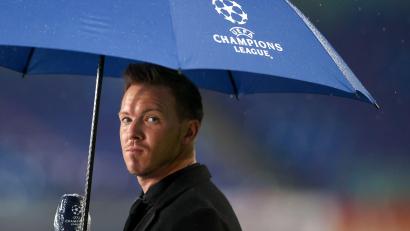 Archivbild: Jan Woitas, dpa
Der ehemalige Leipzig- und jetzige Bayern-Trainer Julian Nagelsmann unter einem Regenschirm mit dem Logo der Champions-League. Inzwischen sind die Spiele nur noch bei DAZN und zum Teil bei Amazon Prime zu sehen.