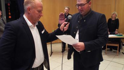 Bild: e
Erstmals in der Geschichte Schnaittenbachs sitzt mit Michael Ott (rechts) ein Bürger aus Demenricht im Stadtrat. Bürgermeister Marcus Eichenmüller vereidigt ihn.
