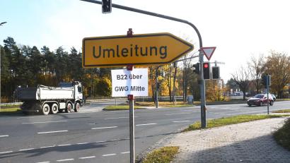 Bild: Gabi Schönberger
Die Umleitung ist schon ausgeschildert: Die Fahrbahn der Bundesstraße 22 im Bereich des Generationenmarktes in Weiden wird in den Herbstferien erneuert.