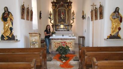 Bild: u
Zum 150. Jubiläum hatten die Krickelsdorfer 600 unentgeltliche Arbeitsstunden geleistet, um ihre Kapelle auf Hochglanz zu bringen. Im Bild: Mesnerin Claudia Wiesmeth.