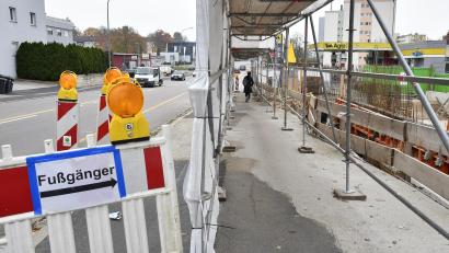 Bild: Petra Hartl
An der Baustelle Ecke Regensburger/Nordgaustraße endet der kombinierte Geh- und Radweg vor der Baustelle. Radfahrer müssen entweder auf die Fahrbahn ausweichen oder absteigen und durch den Gerüsttunnel schieben.