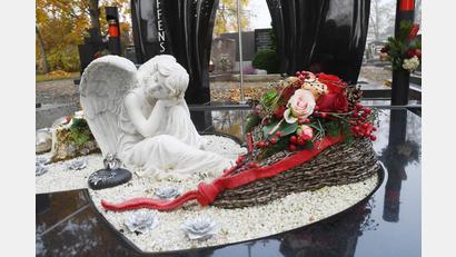 Bild: Gabi Schönberger
An Allerheiligen schmücken die Angehörigen die Gräber ihrer lieben Verstorbenen besonders stimmungsvoll.