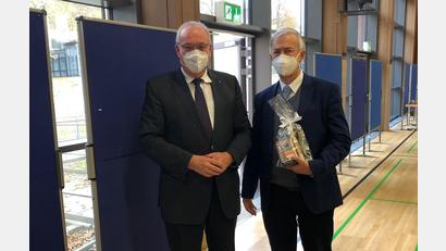 Bild: Dr. Schreiner/exb
Bezirkstagspräsident Franz Löffler verabschiedet Dr. Heribert Fleischmann aus dem Fachausschuss des Bezirks Oberpfalz.