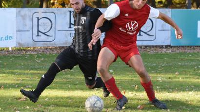 Bild: gb
Vor einer Woche gewann Kreisliga-Spitzenreiter TSV Konnersreuth (links Oliver Schicker) beim ATSV Tirschenreuth (rechts Karl Söllner) mit 2:0. Am 15. Spieltag empfängt Konnersreuth den TSV Waldershof, der ATSV gastiert bei der SpVgg Wiesau.