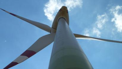 Archivbild: Portner
Im Landkreis Schwandorf sollen sich mehr Windräder drehen als bisher. Energieberater Ludwig Friedl appellierte an die Bürgermeister, sich der bayerischen Windenergie-Offensive „Aufwind“ anzuschließen.