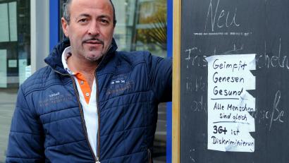 Bild: Stephan Huber
Portofino-Wirt Ahmet Zurnaci, der für sein Lokal in der Fleurystraße in Amberg, die 3Gplus-Regel (geimpft, genesen, PCR-getestet) eingeführt hat, mit der Tafel, die ihm ein Unbekannter mit einem Diskriminierungsvorwurf überklebt hat.