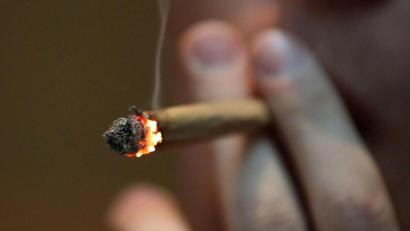 Bild: Oliver Berg
Ein Mann raucht einen Joint mit Marihuana. Foto: Oliver Berg/dpa/Symbolbild