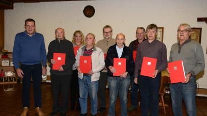 Bild: bey
SPD-Ortsvereinsvorsitzender Werner Rieß überreicht die Ehrennadeln und Urkunden für langjährige Treue zur SPD an Josef Puff (50 Jahre), Georg Vater, Herbert Deisser, Reinhold Schulz, Hans Zehent (alle 40 Jahre, von links) sowie Martina Lorenz, Günther Völkl und Heinz Voit (hintere Reihe von links).