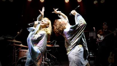 Bild: Wolfgang Bäumler - concert4you
In Neustadt/WN stehen Musiker beim "Abba Forever Tribute Concert" auf der Bühne.