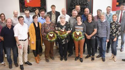 Bild: Nexans autoelectric/exb
Die Jubilare aus dem Jahr 2020. Vorne (mit Blumen) Monika Kürner, Angelika Karl, Ilona Bär (40-jähriges Dienstjubiläum). Ganz außen, rechts: Geschäftsführer Andreas Wolf. Letzte Reihe, rechts außen: Personalleiterin Maria Schmidt, daneben Prokurist Rainer Härtl. Links außen: Betriebsratsvorsitzender Günter Schwamberger, dahinter Prokurist Gregor Spuhler.