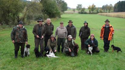 Bild: BJV Kreisgruppe/exb
Bei der Brauchbarkeitsprüfung waren (stehend, von links) Hermann Schedl, Hermann Lindner, Verbandsrichter Johann März, Lehrgangsleiter Siegfried Herzog, Richter Hausmann, Richterin Simone Riedl, Alfons Konrad sowie (knieend, von links) Sabrina Kick, Renate Meyer sowie Maria Kraus dabei.