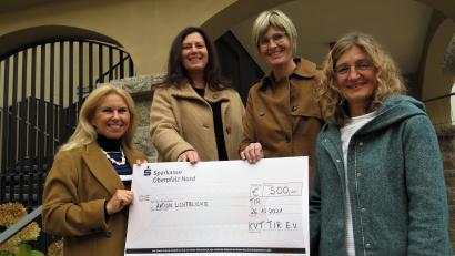 Bild: ubb
Petra Schicker, Kerstin Rumswinkel und Christine Michl (von links) vom Kunstverein Tirschenreuth überreichten an die Schirmherrin der Hilfsaktion Lichtblicke, Claudia Grillmeier (Zweite von links), einen symbolischen Scheck in Höhe von 500 Euro.