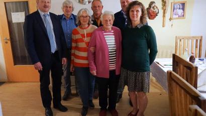 Bild: frd
Trotz ihrer nun schon 90 Jahre ist Hedwig Kühner noch rüstig und freute sich, dass neben ihren Kindern mit Familien auch Zweiter Bürgermeister Robert Hechtl (links) zum Gratulieren gekommen ist.