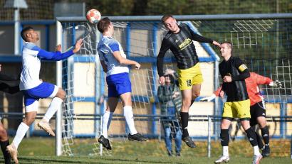 Archivbild: btg
Mit 3:0 besiegte die SpVgg Schirmitz am vergangenen Wochenende Spitzenreiter Grafenwöhr. Im Bild versuchen Michael Wells (von links) und Florian Krapf (beide Schirmitz) sowie die Grafenwöhrer Paul Lehmann und Johannes Renner an den Ball zu kommen.