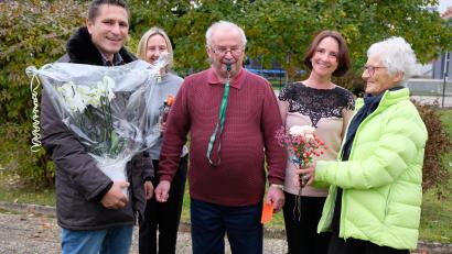 Bild: do
Schiedsrichter, Stadtbote, Schafkopfer: Ludwig Schreml ist ein Original und strotzt mit 85 Jahren voller Lebensfreude. Schiedsrichterpfeife und gelbe Karte gehören immer noch zu den wichtigsten Utensilien seiner Hobbys. Unser Bild zeigt den Jubilar mit seinen Töchtern Martina und Simone, Bürgermeister Marcus Gradl und SCE-Vertreterin Hannelore Ott.