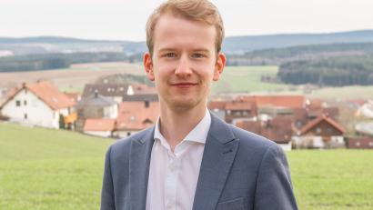 Bild: Elias Müller
Der Hirschauer CSU-Orts- und Fraktionsvorsitzende Florentin Siegert freut sich darüber, dass die von ihm gegründete und geleitete Initiative Youmocracy zu den Gewinnern eines viermonatigen Beratungsstipendiums von „Startsocial – Hilfe für Helfer“ zählt.