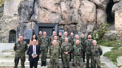 Bild: Teresa Würth/Burg Falkenberg/exb
Die Teilnehmer der Tagung unter der Leitung von Oberstleutnant Helmut Breun (erste Reihe, Dritter von links) mit stellvertretenden Landrat Alfred Scheidler (erste Reihe, Zweiter von links). Organisiert hatte die Veranstaltung Stabsfeldwebel Huberth Rosner (links).