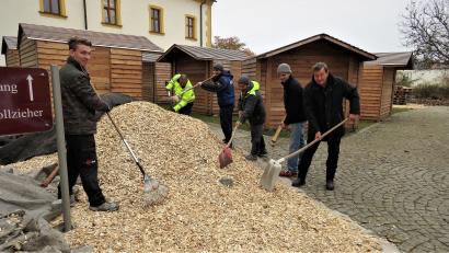 Bild: ubb
Franz Göhl und Dominik Neitz (vorne, von rechts) sind täglich mit dem Aufbau des "Kunsthandwerklichen Weihnachtsmarktes" im Fischhofpark beschäftigt. Unterstützung bekommen sie von vier Asylbewerbern, die beim Aufstellen der Budenstadt und der Installation der in der Region einmaligen Beleuchtung helfen.
