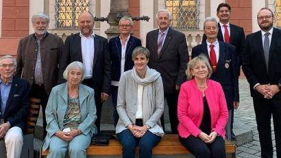 Bild: exb
Anerkennung sprach Kreisvorsitzender, Landrat Andreas Meier, den ausgeschiedenen Vorstandsmitgliedern aus. Sitzend, von links: Adolf Dendorfer, Wally Zwick, Kathrin Regler, Petra Dettenhöfer. Stehend, von links: Gerhard Kneidl, Simon Wittmann, Edeltraud Regler, Fred Lehner, Dr. Christian Wagner, Sandro Galitzdörfer und Landrat Andreas Meier.