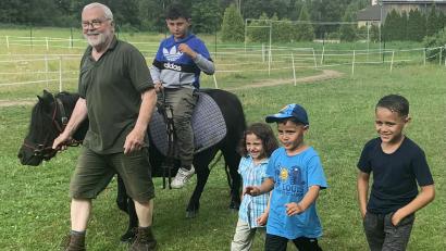 Bild: privat/exb
Wolfgang Gerhards hilft nicht nur oft mit, wenn Kinder auf den Ponys reiten dürfen; er inspirierte auch zur Anschaffung weiterer Tiere auf dem Grundstück von Andrea Winkler-Wilfurth, wo sich ferner zwei Esel, zwei Ziegen und 17 Hühner tummeln.