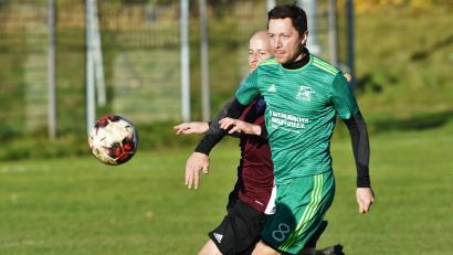 Bild: Büttner, Gerhard
Florian Schrepel (rechts) und seine Truppe des FC Weiden-Ost gastiert am Sonntag beim SV Plößberg. Stadtrivale DJK Weiden und Kapitän Marcus Hüttner empfangen dagegen die DJK Neustadt/WN.