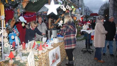 Archivbild: wro
Voriges Jahr musste man auf die Lichter- und Budenstadt am Marktplatz verzichten. In der Sitzung des Wiesauer Vereinskartells sprach sich nun die Mehrheit für eine Neuauflage der traditionellen Veranstaltung aus.