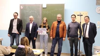 Bild: cog
Stolz präsentiert Lena Nettl (Mitte) den druckfrischen Lions-Adventskalender. Mit ihr freuen sich ihr Lateinlehrer David Schönmann, Jörg Melchner und Jürgen Schleicher vom Lions Club, Kunstlehrer Daniel Bischoff und HCA-Schulleiter Dieter Meyer (von links).