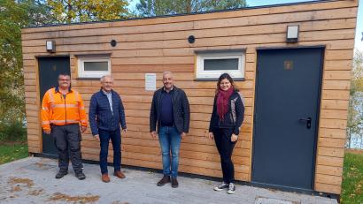 Bild: Michael Weiß/exb 
Am Südufer des Steinberger Sees wurde eine neue WC-Anlage in Betrieb genommen.