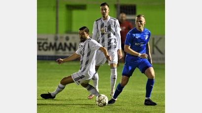 Bild: Büttner, Gerhard
Chousein Chousein (links) und Fabian Helleder (Mitte) können beim Gastspiel beim SV Fortuna Regensburg einen großen Schritt in Richtung Bayernliga-Aufstieg machen.
