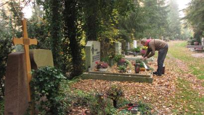 Archivbild: Gerhard Götz
Grabpflege für Allerheiligen auf dem Friedhof in Schwandorf.