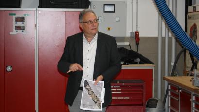 Bild: bjp
In der Dießfurter Sondersitzung des Pressather Stadtrats erklärt Ortsplanungsfachmann Klaus Stiefler die Prinzipien und Ziele der künftigen Ortskernerneuerung.