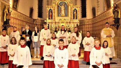 Bild: lg
Kaplan Florian Frohnhöfer (rechts) hieß die neuen Ministranten willkommen. Ihre Vorgänger erhielten eine Dankurkunde für das gezeigte Engagement.