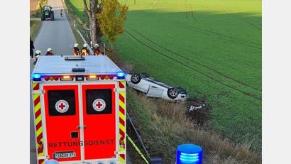 Bild: mde
Auf dem Dach blieb der BMW im angrenzenden Feld neben der Ortsverbindungsstraße zwischen Berndorf und Immenreuth liegen. Beide Insassen konnten sich selbst unverletzt befreien. Kräfte der Feuerwehr, des Rettungsdienstes und der Polizei waren vor Ort.